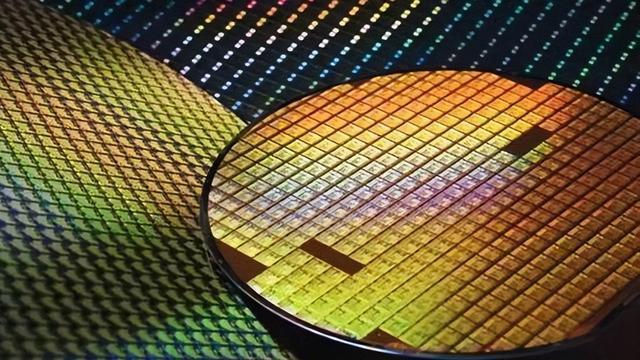 绕开EUV光刻机我们找到了更野的路子龙8头号玩家中国芯的“极限操作”：(图2)
